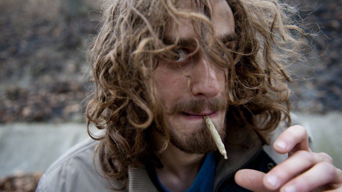 rolling_a_joint_09