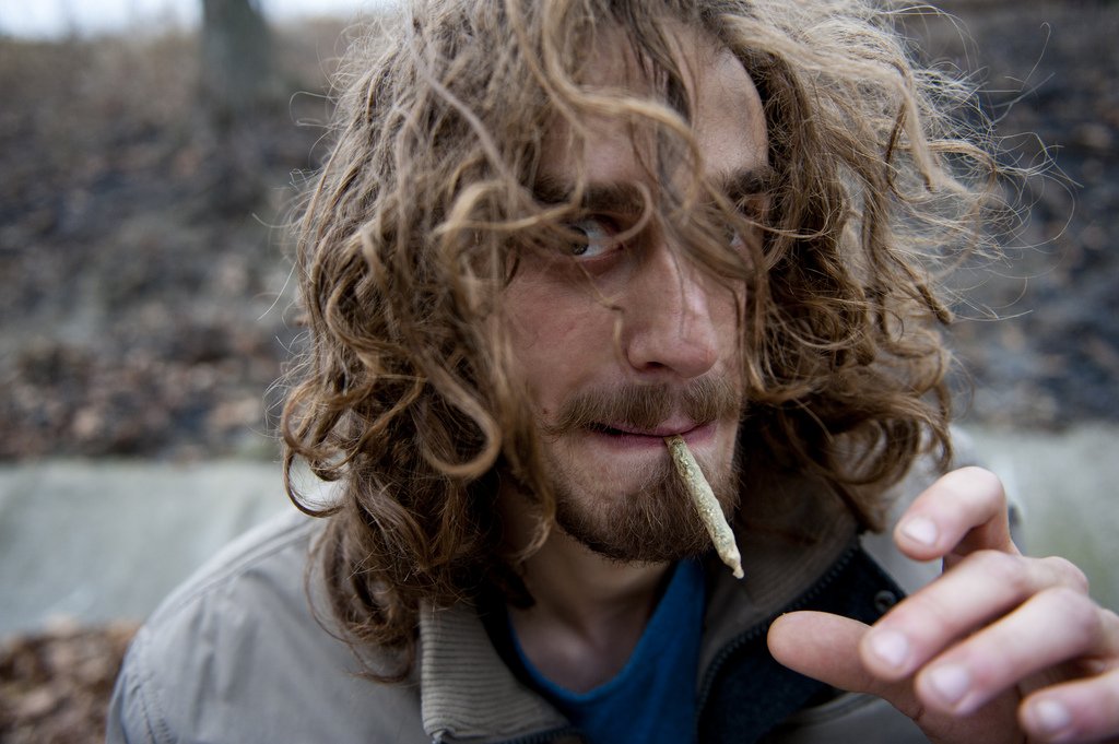 rolling_a_joint_09